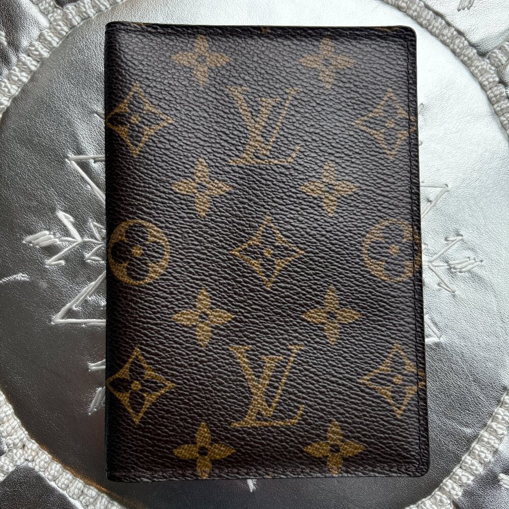 Louis Vuitton Passport Holder (vintage)